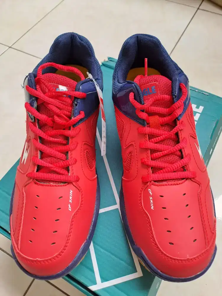 Sepatu badminton merah