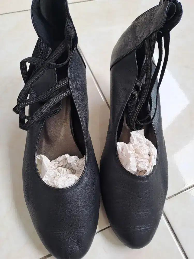 Sepatu hitam heels