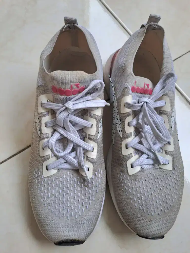 Sepatu putih sneakers