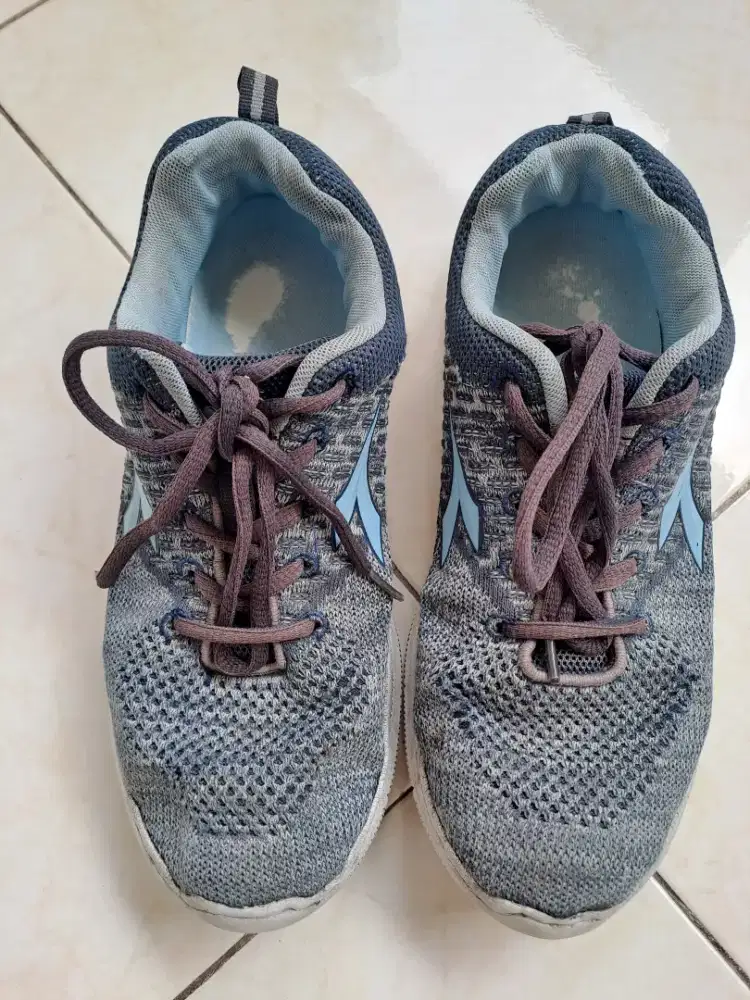 Sepatu sneakers biru