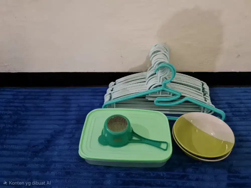 Hanger dan Mangkok Hijau