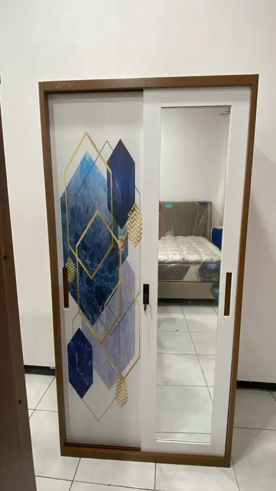 LEMARI BESI SLIDING DOOR DENGAN CERMIN & MOTIF MODERN