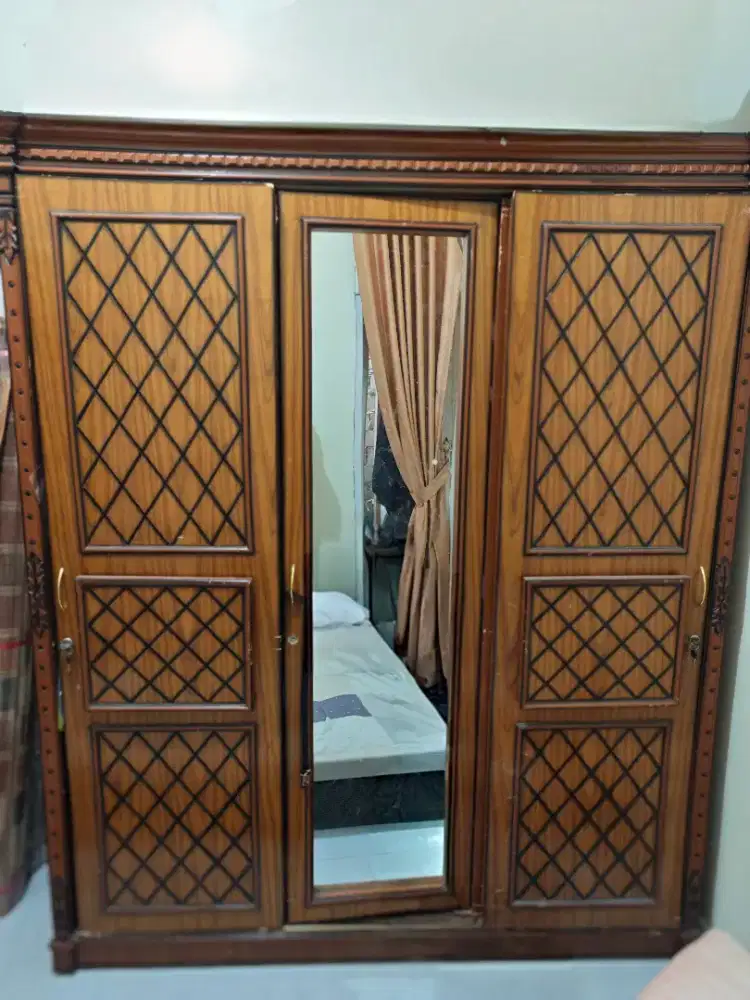 Lemari 3 pintu ada gantungan