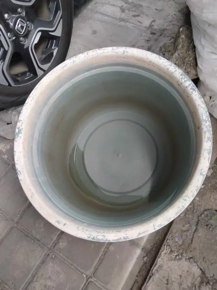 Ember ukuran besar. Bekas