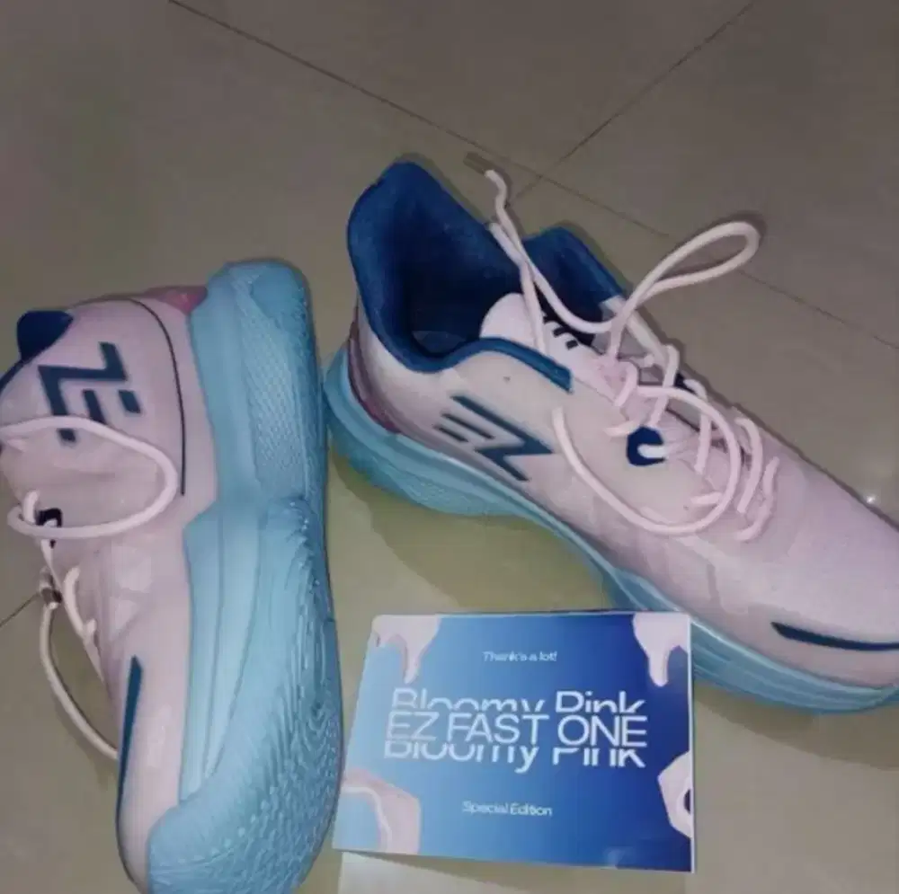 Sepatu olahraga untuk basket dan running