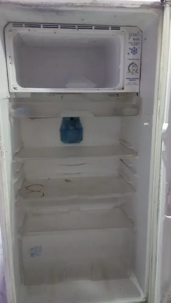 Kulkas normalll, mesin belom pernah servis, masih bisa bikin es batu