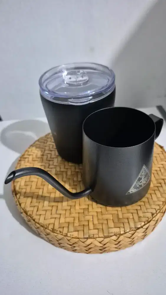 Teko seduh kopi dan gelas nya