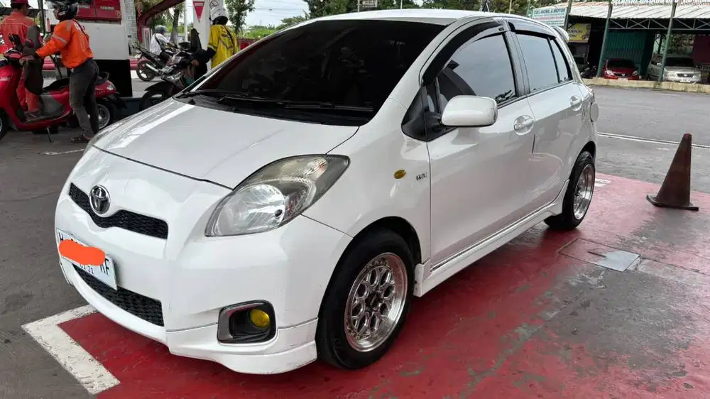 JUAL CEPAT MOBIL YARIS 1.5 E MT 2012