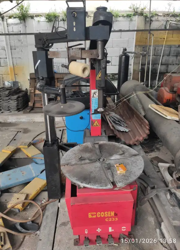 Helper arm Helping arm tyre changer