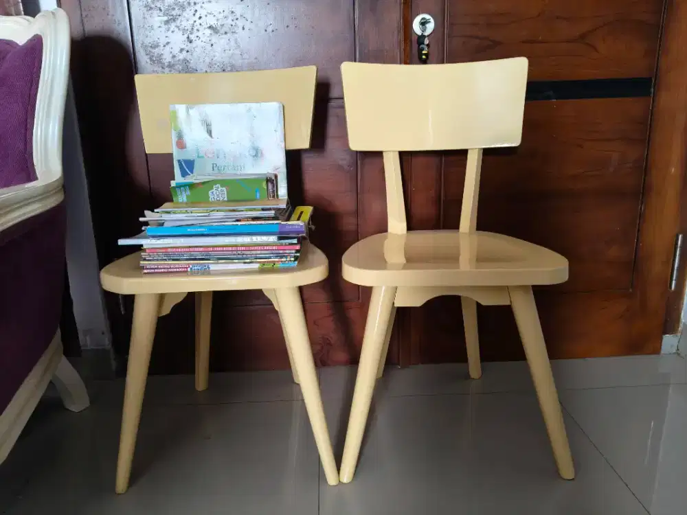 Sepasang Kursi Retro Antik
