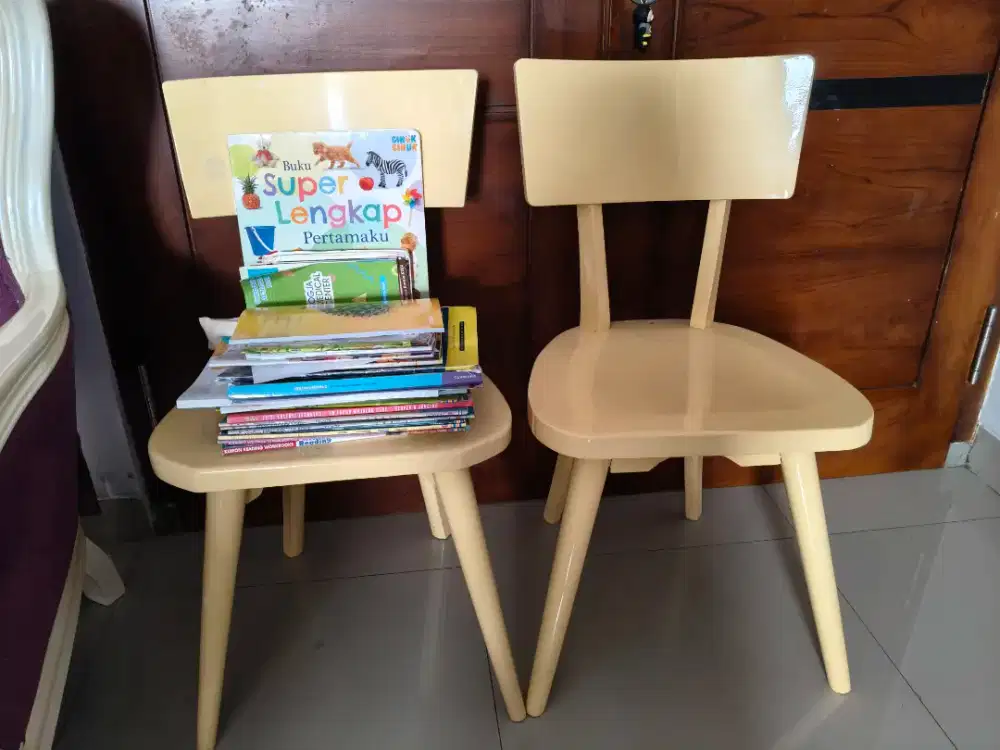 Sepasang Kursi Retro Antik