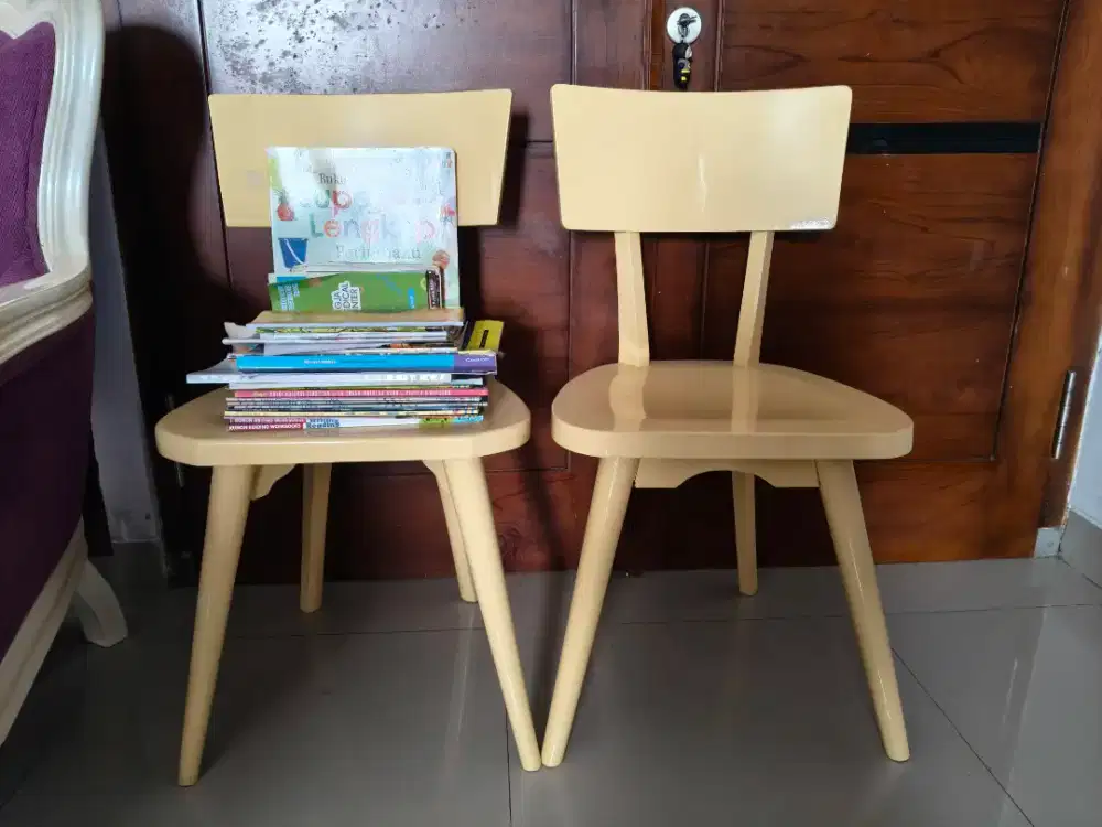 Sepasang Kursi Retro Antik
