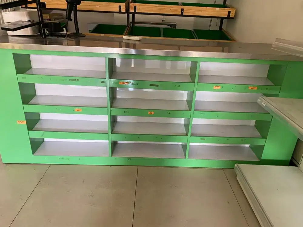 Meja kasir dan tempat mesin atm