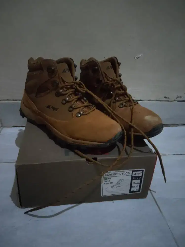 Sepatu hiking merk arei size 40