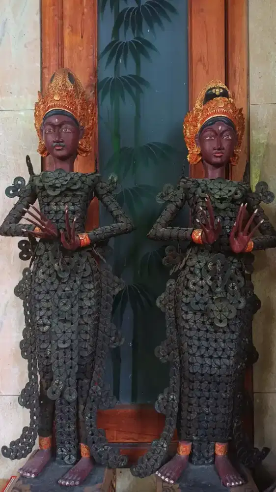 Sepasang patung Ida Batara Rambut Sedana Balinese