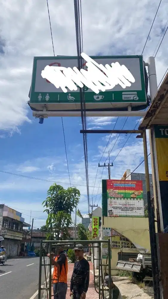 Neon box beserta tiangnya