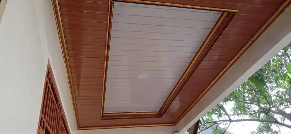 Plafon PVC terpasang dan rangka atap baja ringan