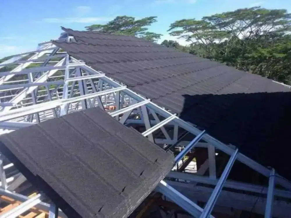 Rangka atap baja ringan terpasang dan plafon PVC