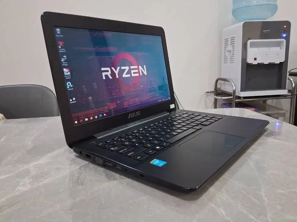 ASUS AMD A10 4Cpu Radeon R6 10Compute 4GB SSD+HDD 628GB Garansi