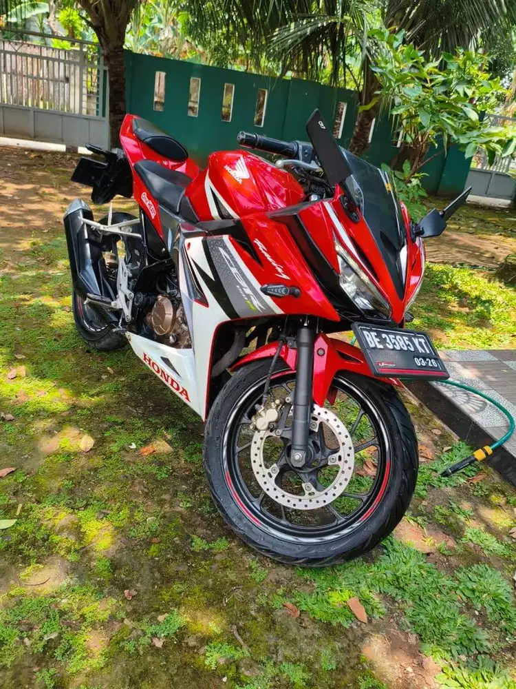 Honda CBR 150 warna merah th 2018