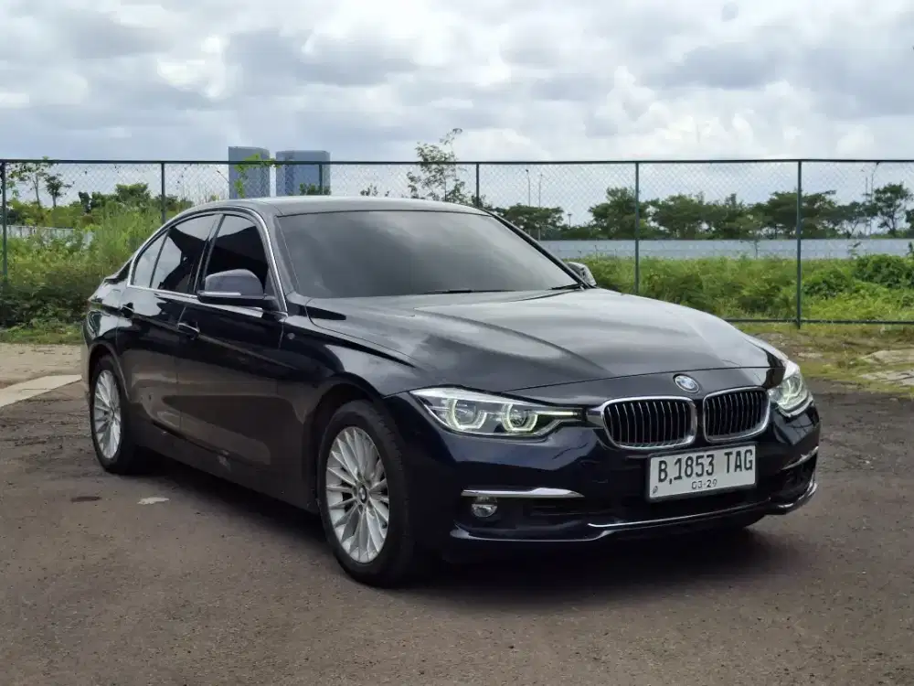 (km 25rb)Bmw 320i Luxury 2.0 AT. Tahun 2018. Hitam. Perfect cond