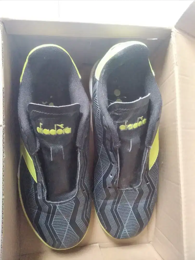 Sepatu futsal diadora