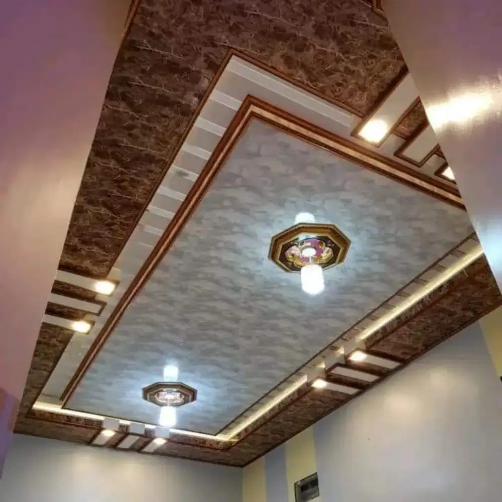 Plafon PVC terpasang dan rangka atap baja ringan