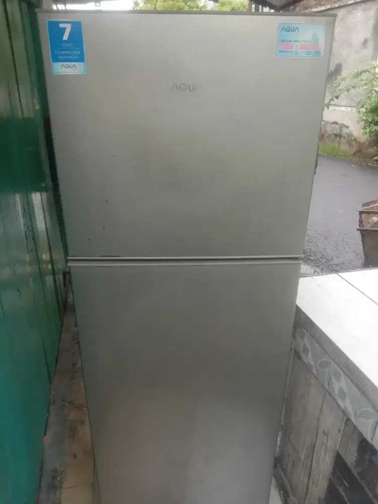 Kulkas 2 pintu merk Aqua