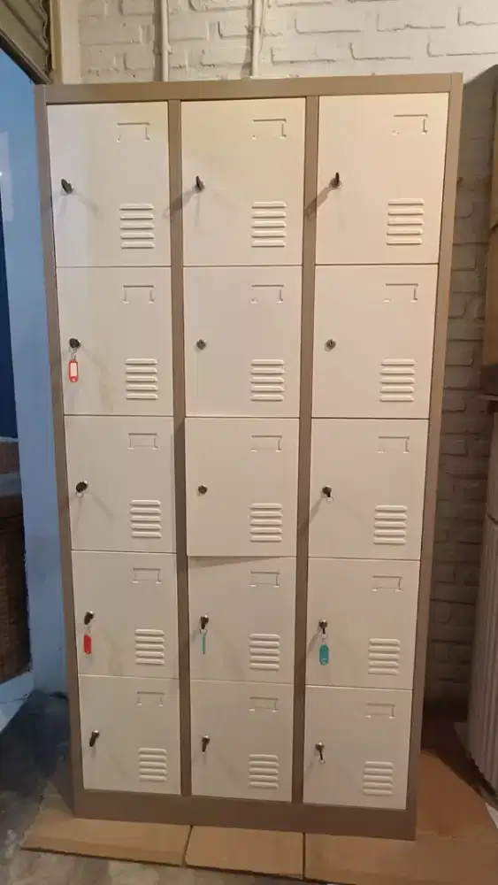 Locker 
Lebar:90 cm
Tebal: 45 cm
Tinggi:180 cm