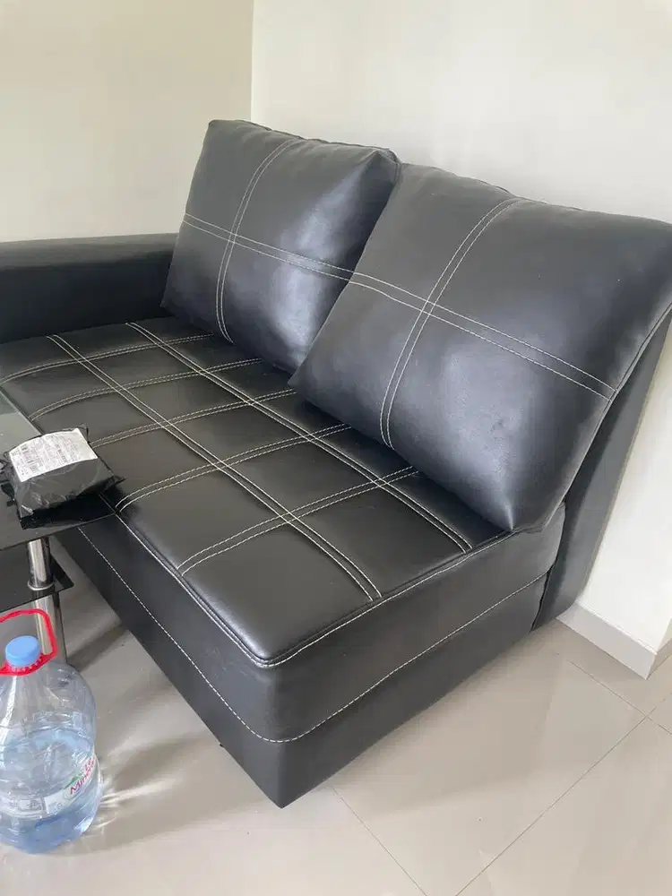 Sofa warna hitam