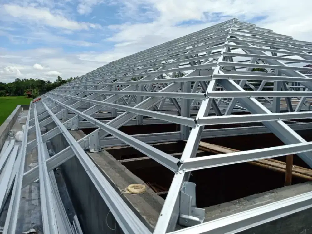 Rangka atap baja ringan terpasang dan plafon PVC