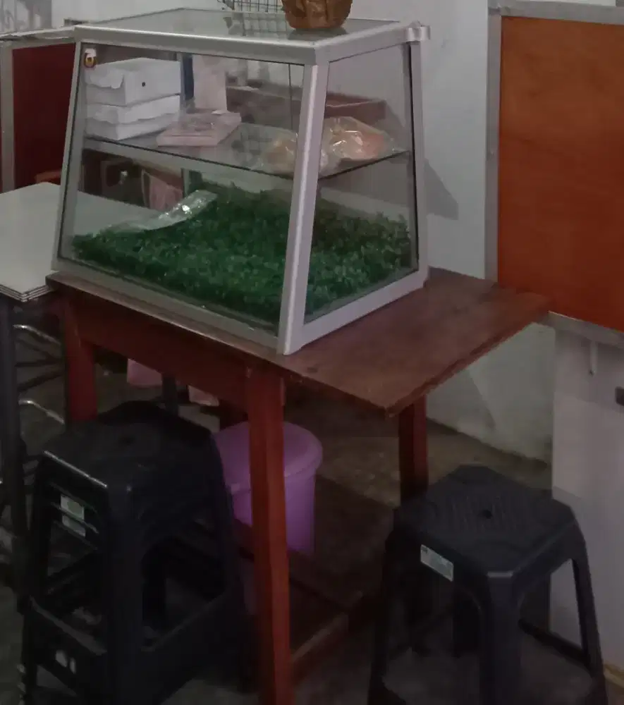 Etalase Kaca dan Meja Jualan