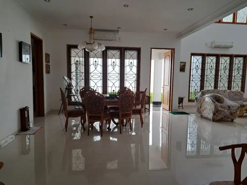 DISEWAKAN RUMAH PAKUWON INDAH VILLA REGENCY - FULL FURNISHED MEWAH
