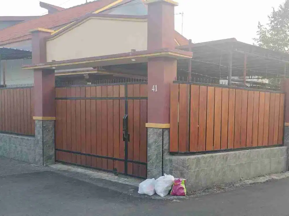 rumah besar murah luas 234 di jl letjend sutoyo dekat hotel santika dekat arah jalan bunga bunga suhat dan dekat jalan raya malang surabaya. dekat kampus UB Brawijaya