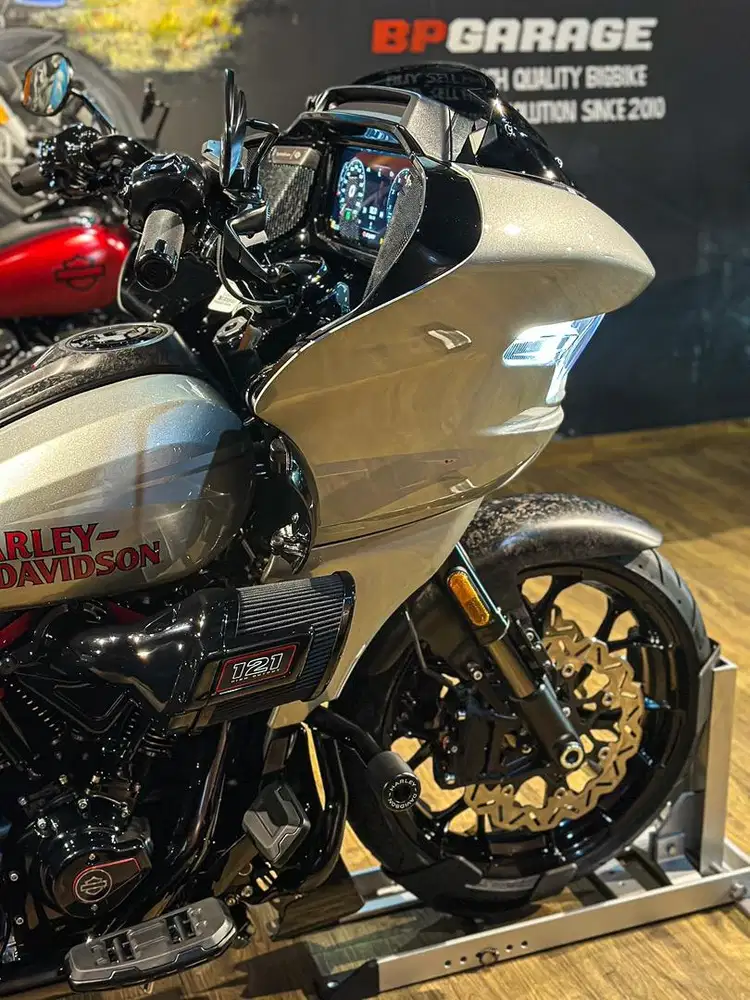 Brand New All New Road Glide CVO ST 121 Mercury silver last stock redy