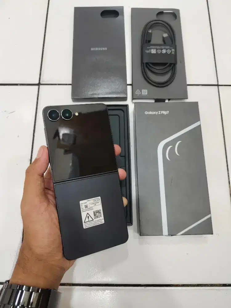 Samsung Z Flip 7 12/256 Black fullset garansi resmi SEIN