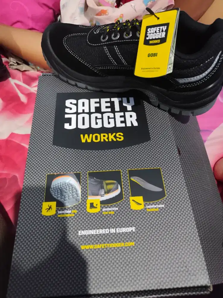 Sepatu safety jogger works