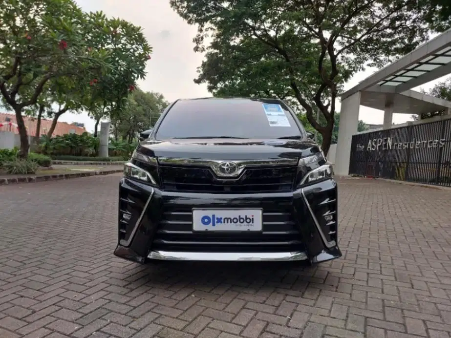 DP RINGAN Toyota Voxy 2.0 Bensin-AT 2018 Hitam CSZVB