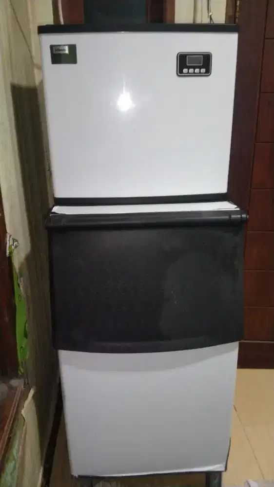 Mesin es batu kristal