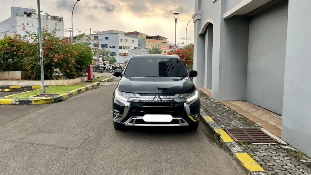 Mitsubishi outlander phev hybrid 4x4 awd 2019 hitam