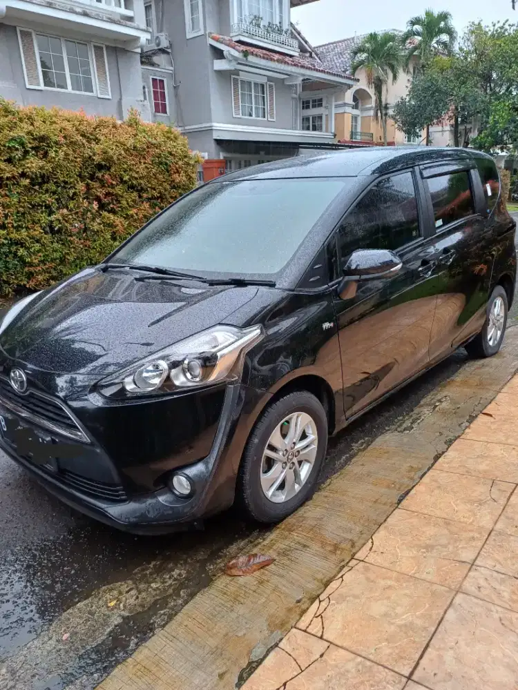 Dijual mobil Toyota Sienta