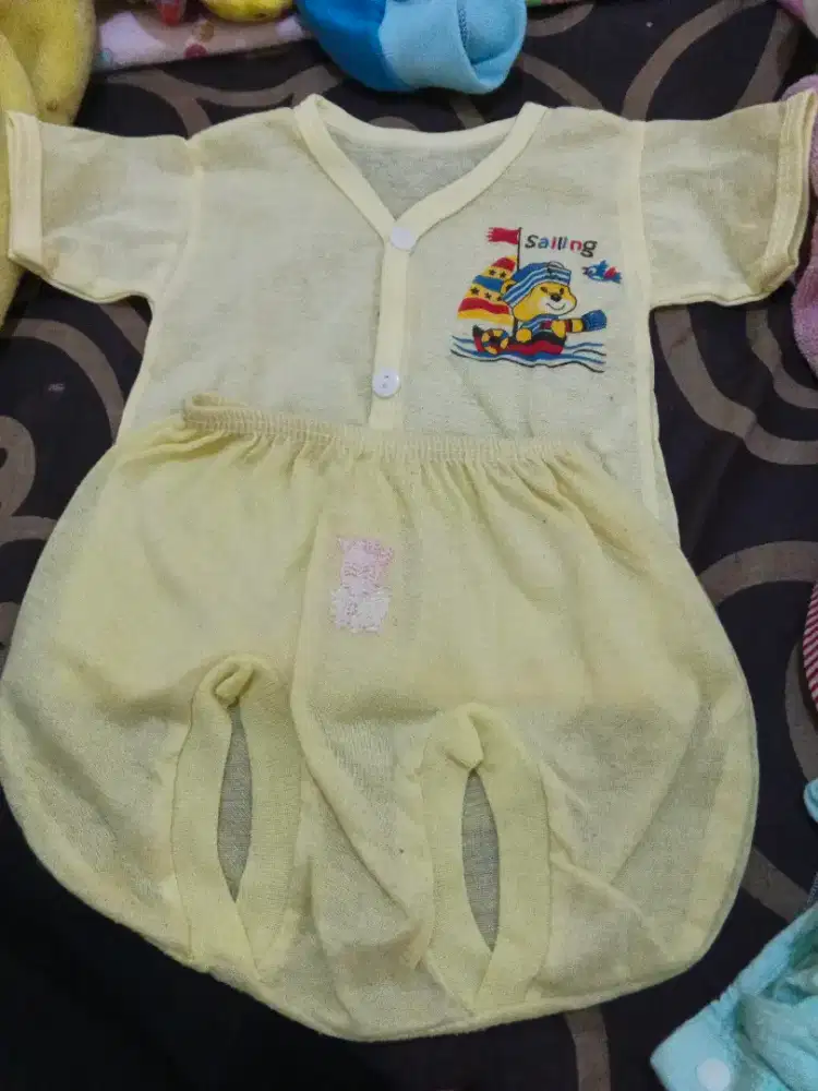 Baju bayi bekas