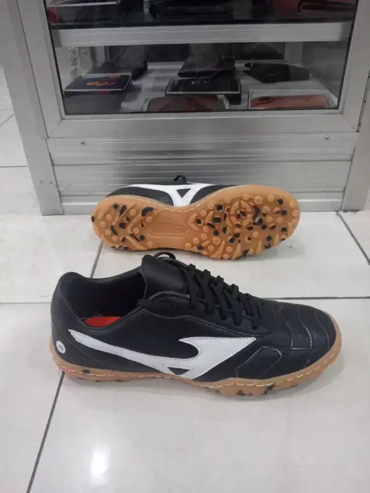 Sepatu futsal kulit mizuno