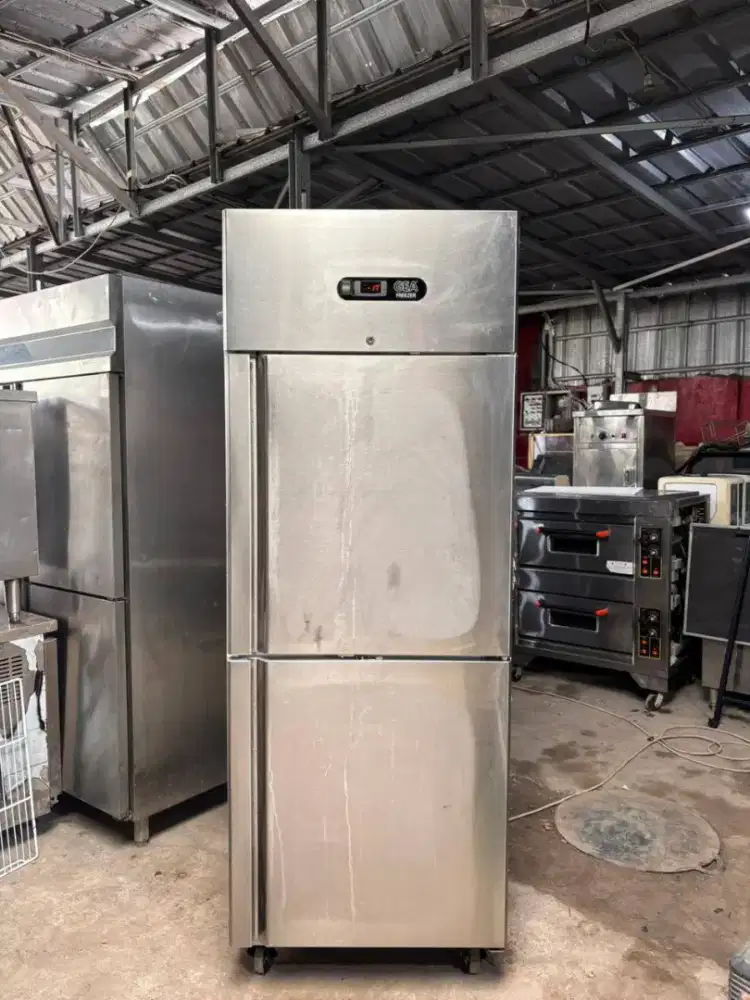 Upright freezer GEA 2 pintu