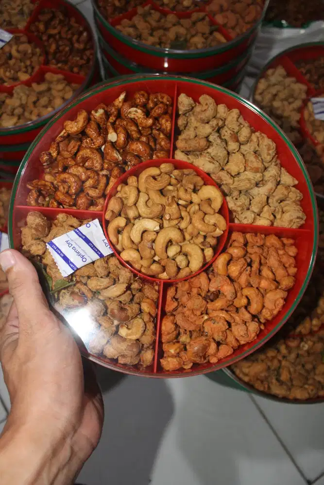 Dibutuhkan team packing untuk kacang mede toples