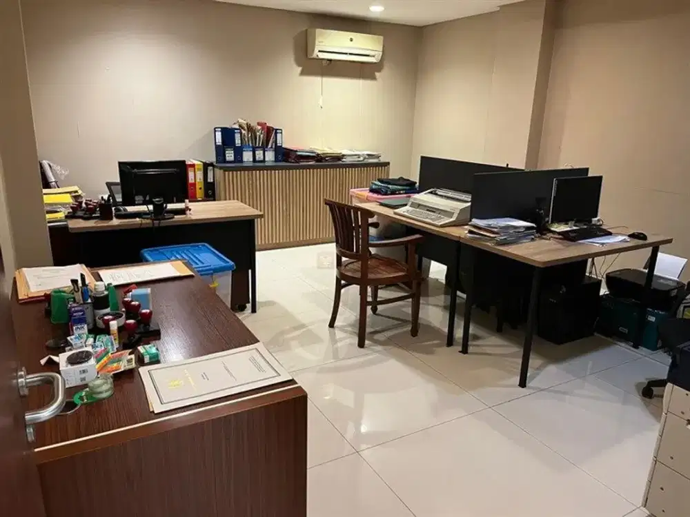 Siap operasional! Disewakan Ruang Usaha Strategis Area Radio Kebayoran Baru, Jakarta Selatan.