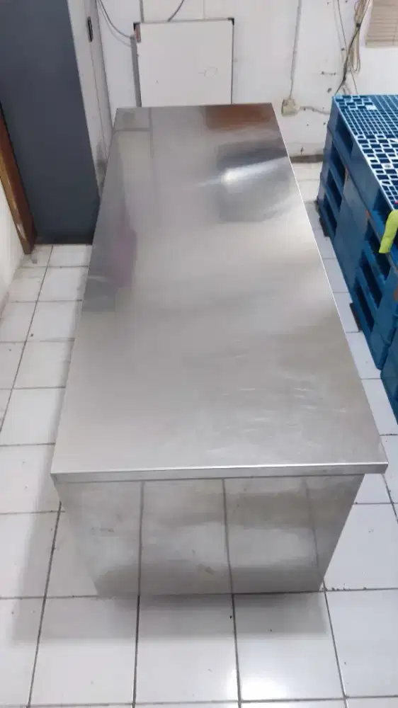 - GEA Under Counter Chiller M-RW6T3HHH