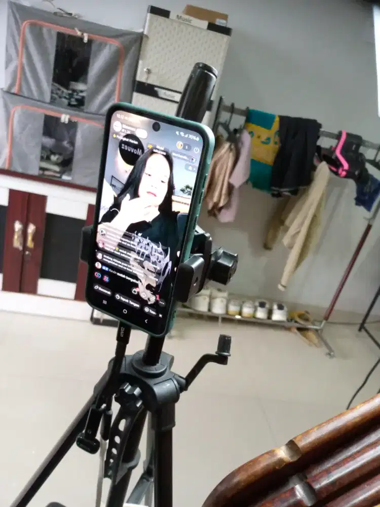 MENCARI PEKERJAAN  HOST LIVE DIBIDANG FASHION