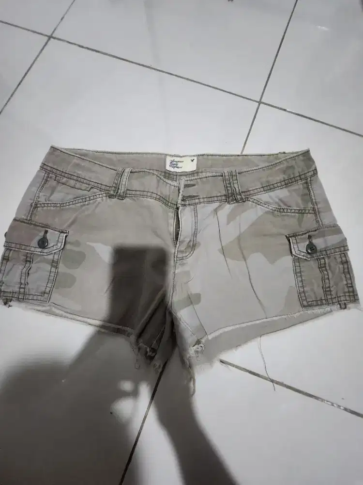 Celana pendek motif army