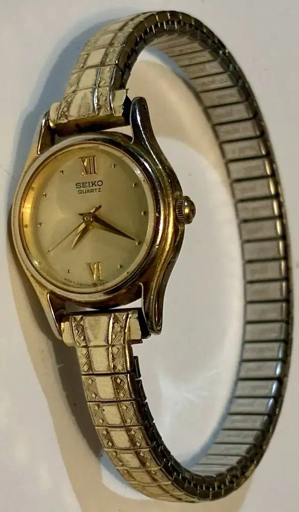 Seiko Quartz Ladies Running Vintage Watch 2Y01-0A10